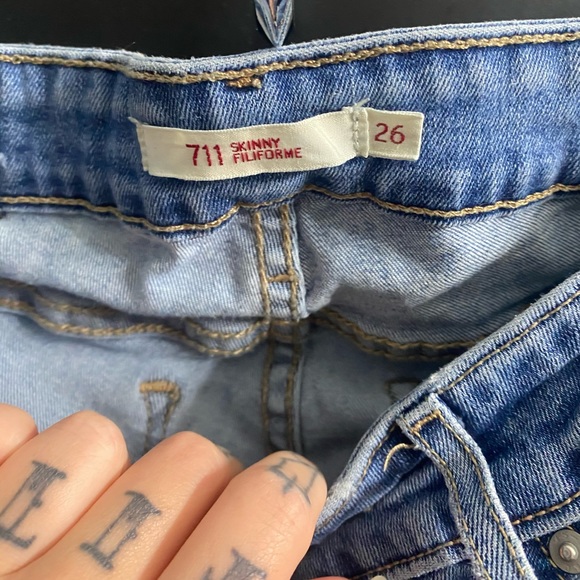 Levi 711 Skinny Jeans Light Distressing Medium Blue EUC - Picture 2 of 2